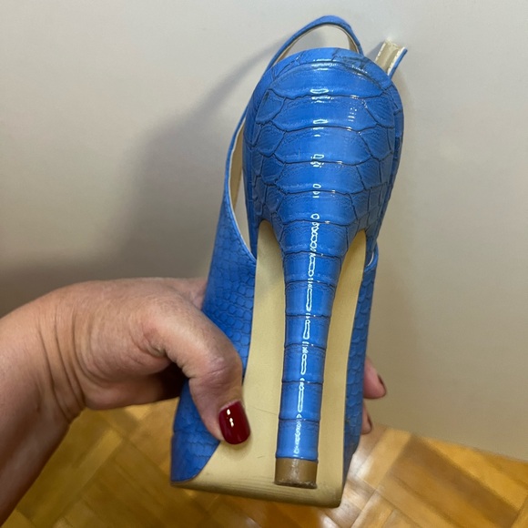 Woman’s Guess platforms blue with gold stripes pre loved LIKE NEW🔥🔥🔥FREE 🚚 - Picture 6 of 17